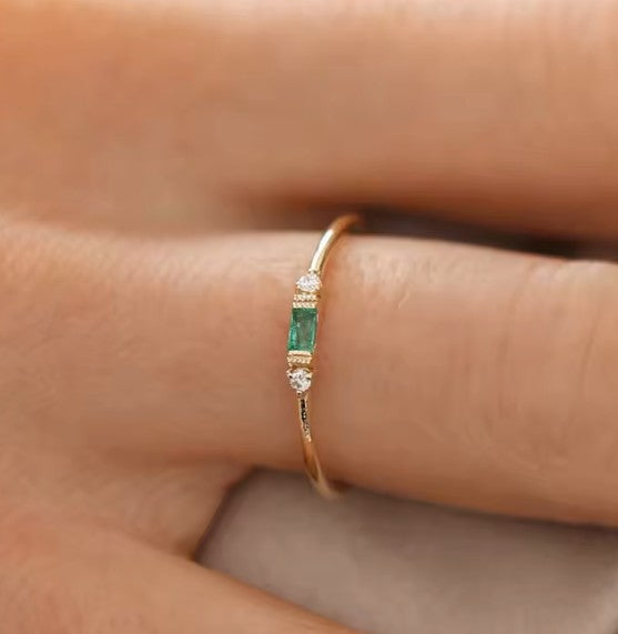 Anillo Delicado con Esmeralda y Circonitas