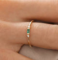 Anillo Delicado con Esmeralda y Circonitas
