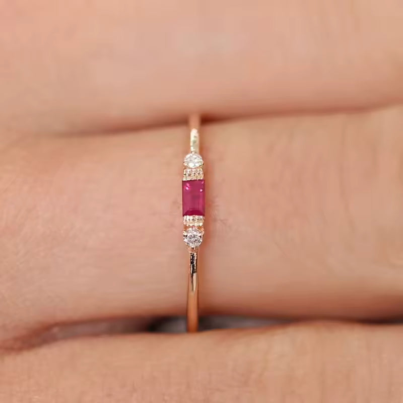 Anillo Delicado con Esmeralda y Circonitas