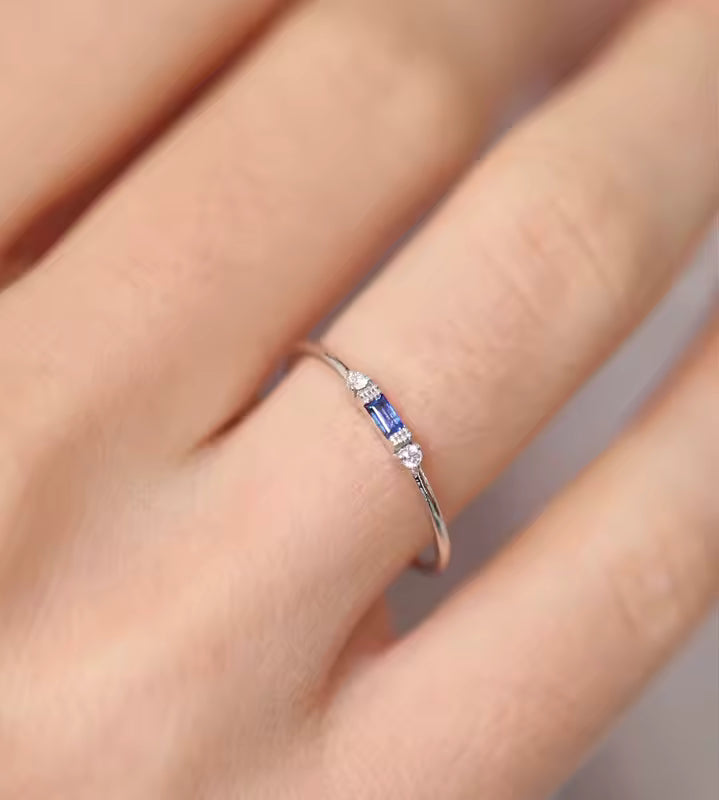 Anillo Delicado con Esmeralda y Circonitas