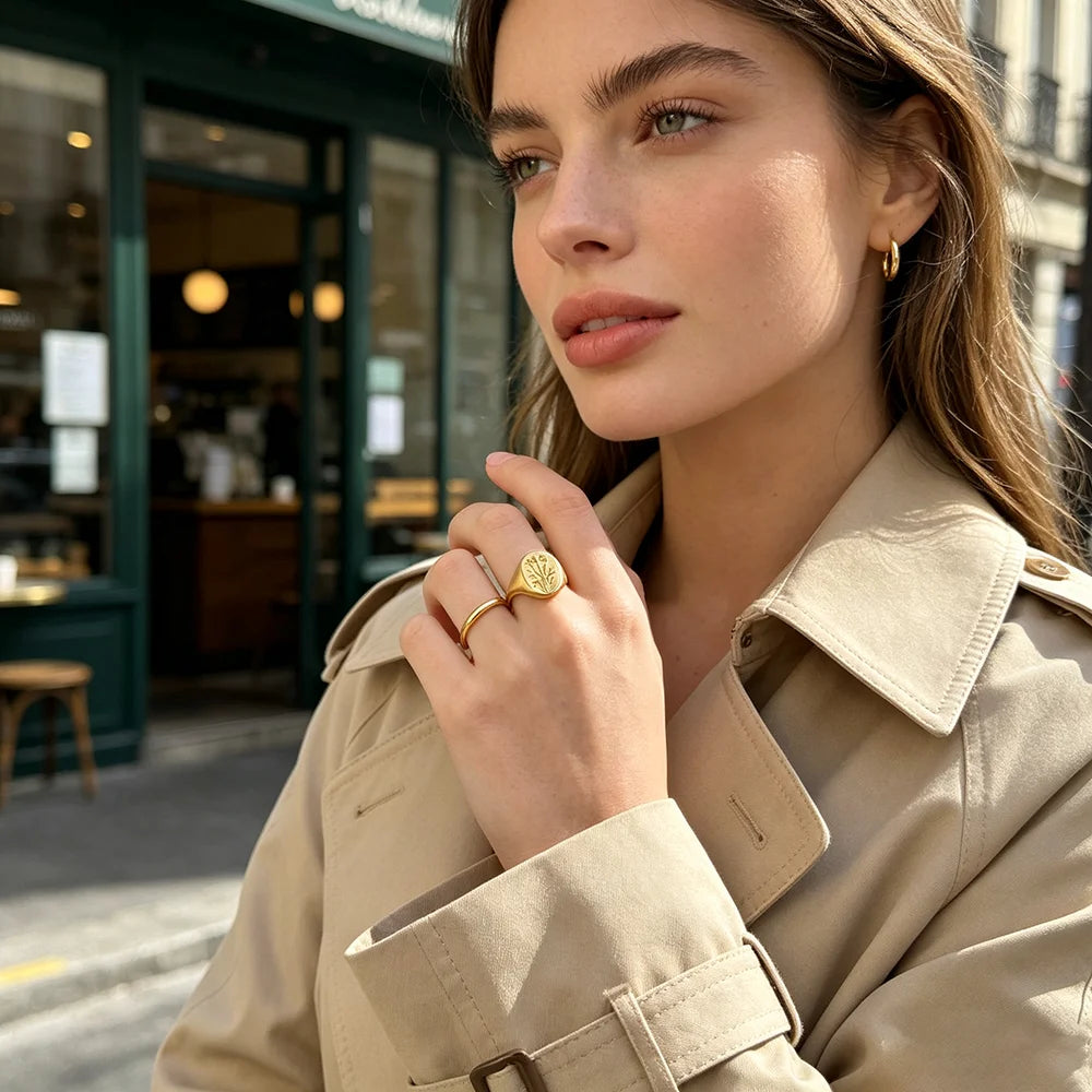 Anillo con Flor Grabada Bañado en Oro