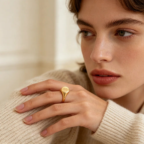 Anillo con Flor Grabada Bañado en Oro