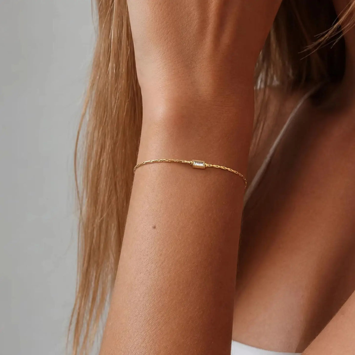 Pulsera Geométrica Dorada con Circonitas