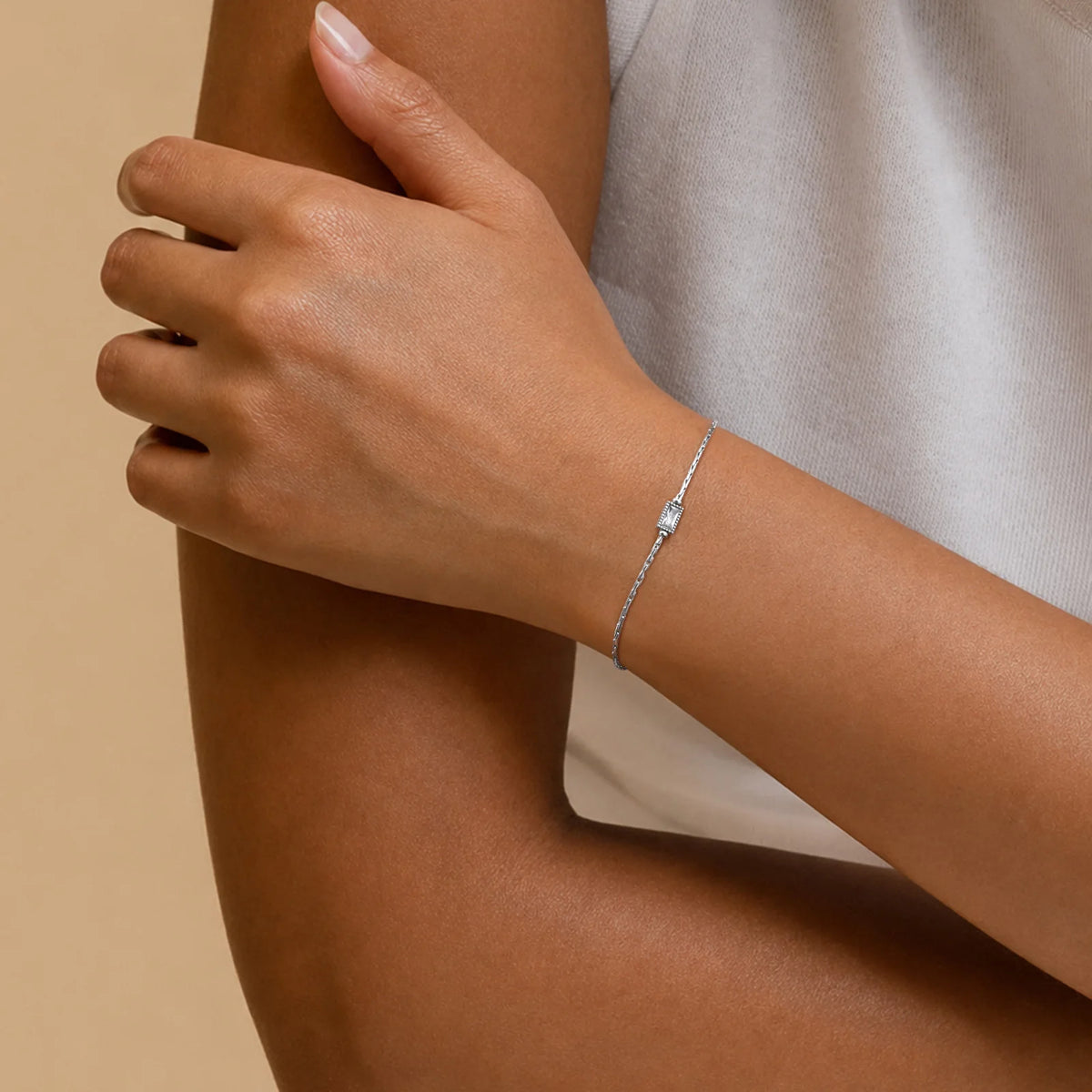 Pulsera Geométrica Dorada con Circonitas