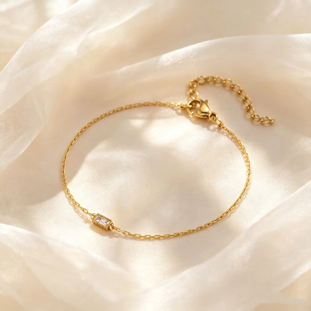 Pulsera Geométrica Dorada con Circonitas