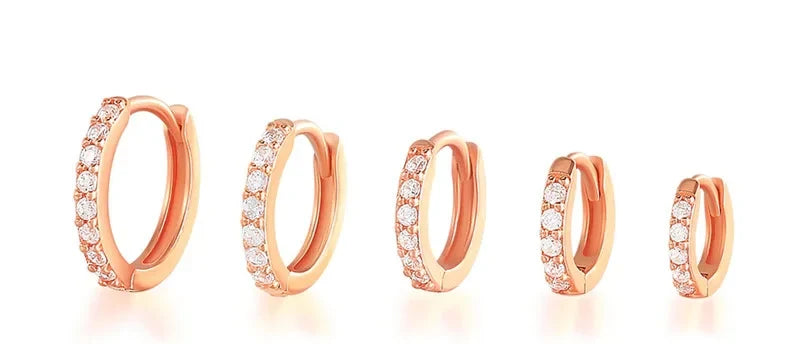 Aros huggie oro rosa con circonitas blancas