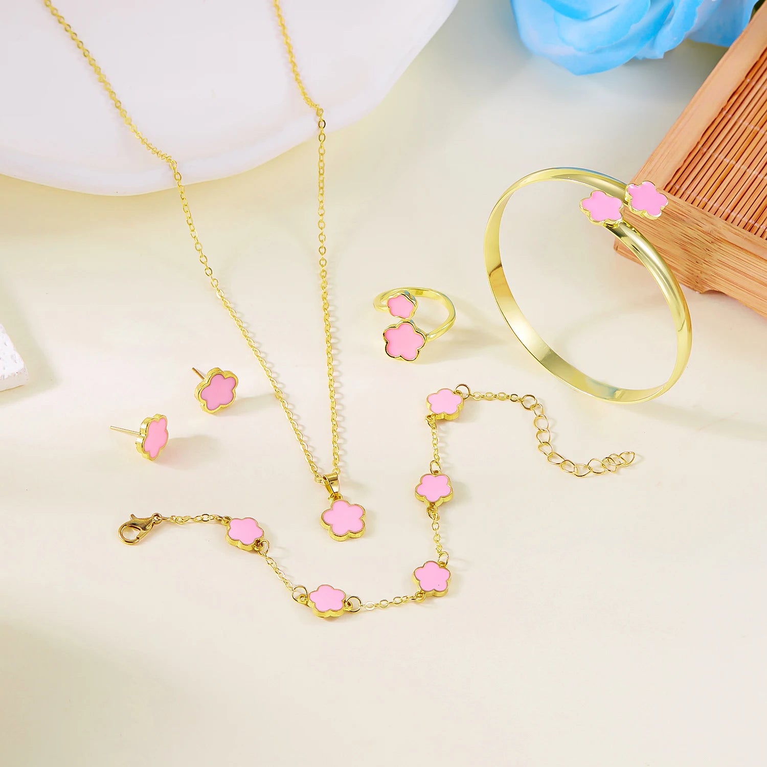 Pack de pulsera, collar, pendientes y anillo de flores