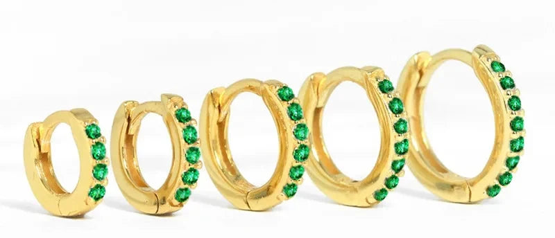 Aros huggie dorados con circonitas verdes