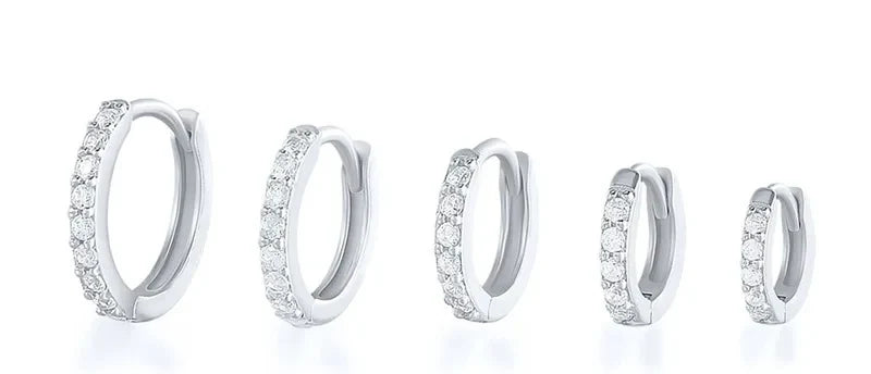 Aros huggie plateados con circonitas blancas