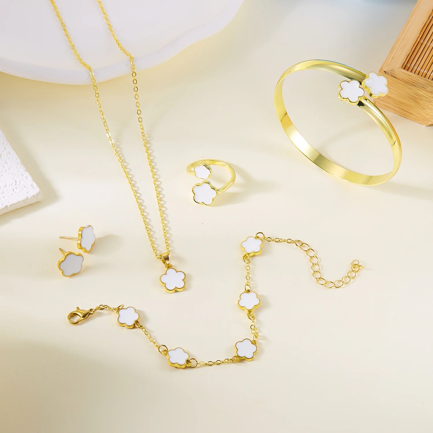 Pack de pulsera, collar, pendientes y anillo de flores