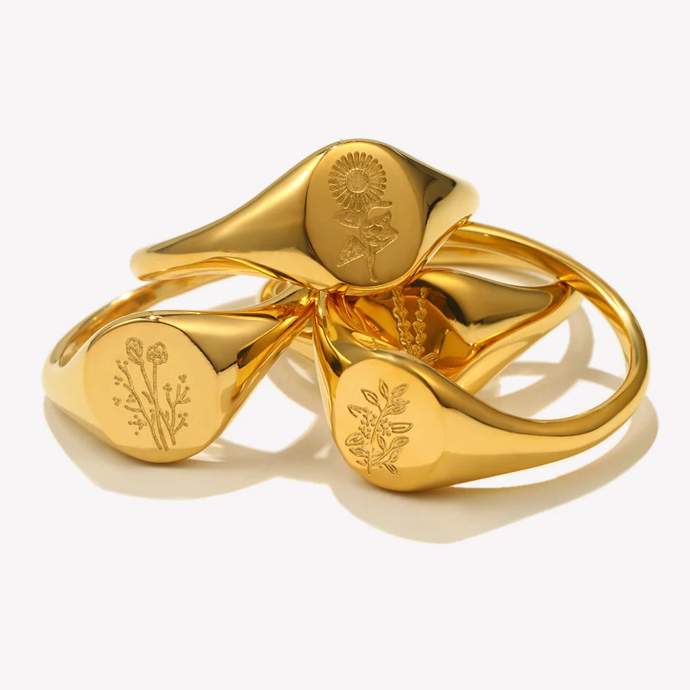 Anillo con Flor Grabada Bañado en Oro