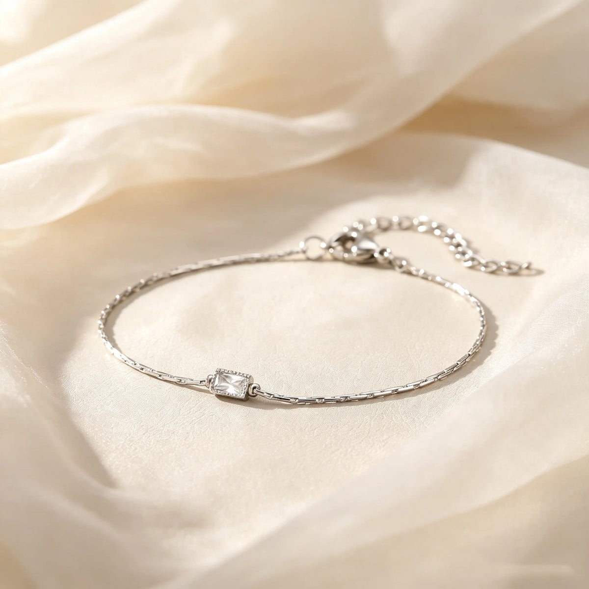 Pulsera Geométrica Dorada con Circonitas
