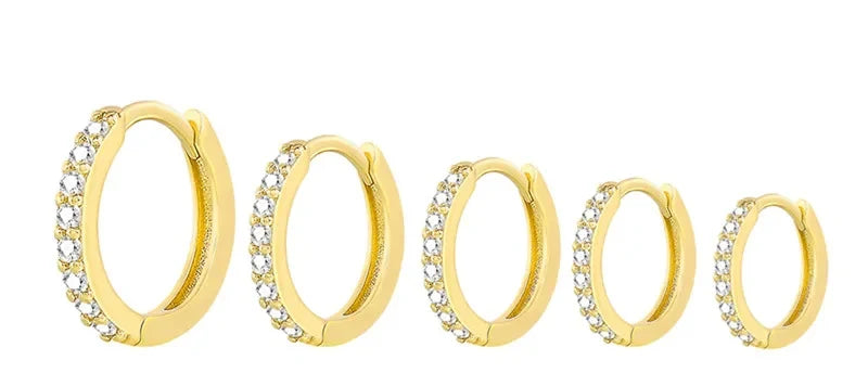 Aros huggie dorados con circonitas blancas