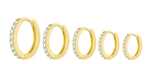 Aros huggie dorados con circonitas blancas