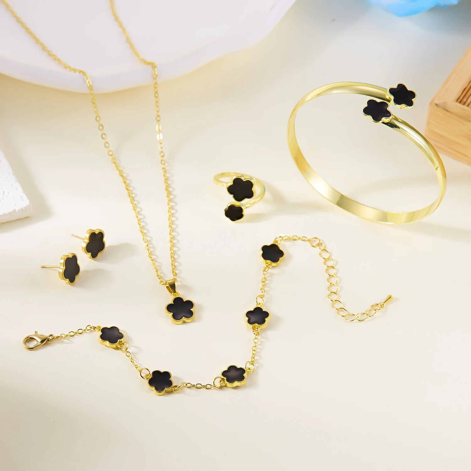 Pack de pulsera, collar, pendientes y anillo de flores